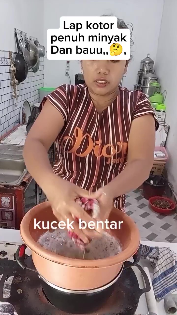 Cuma butuh 5 menit, lap dapur kotor bau dan penuh minyak jadi kinclong cuma dikucek
