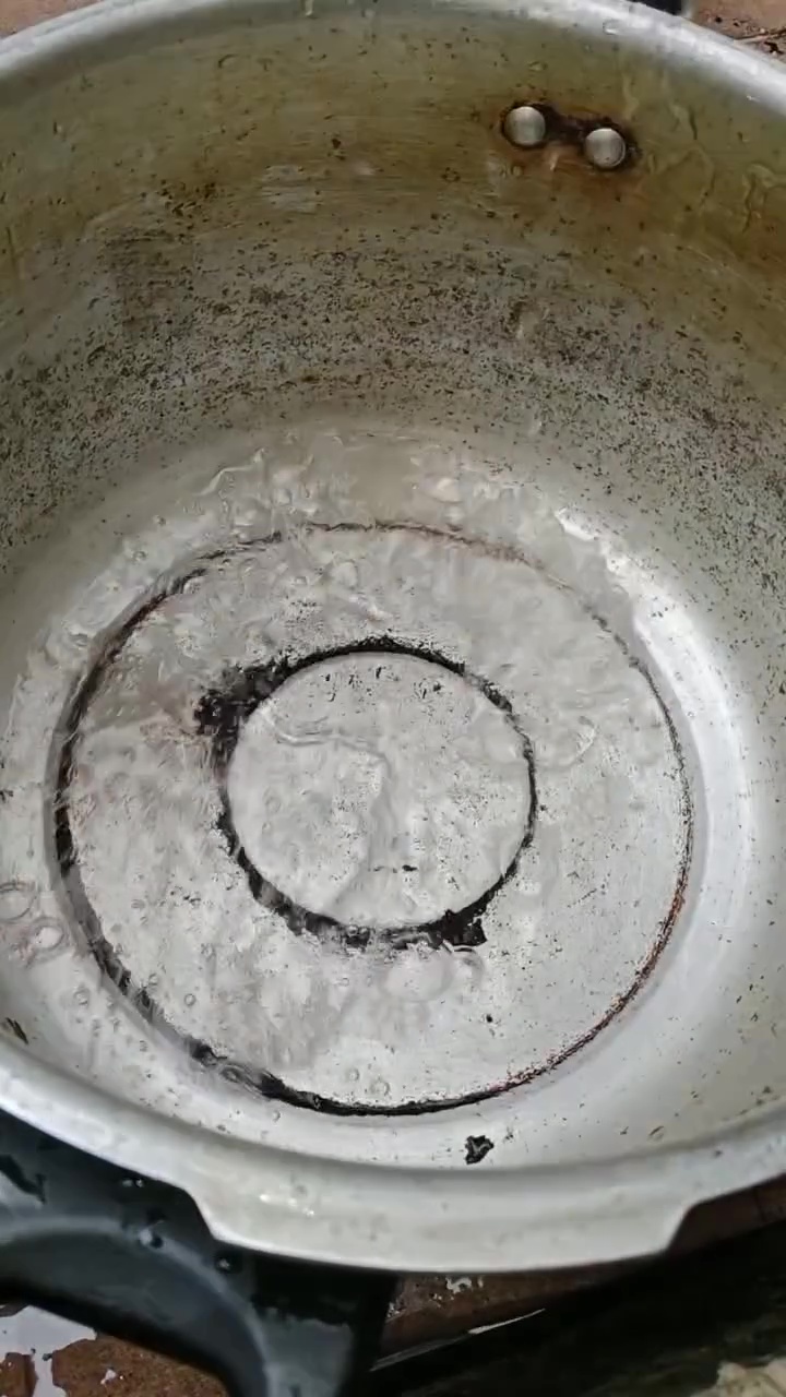 Susah bersihkan panci presto gosong? Coba pakai cara ini biar sat-set tanpa direndam