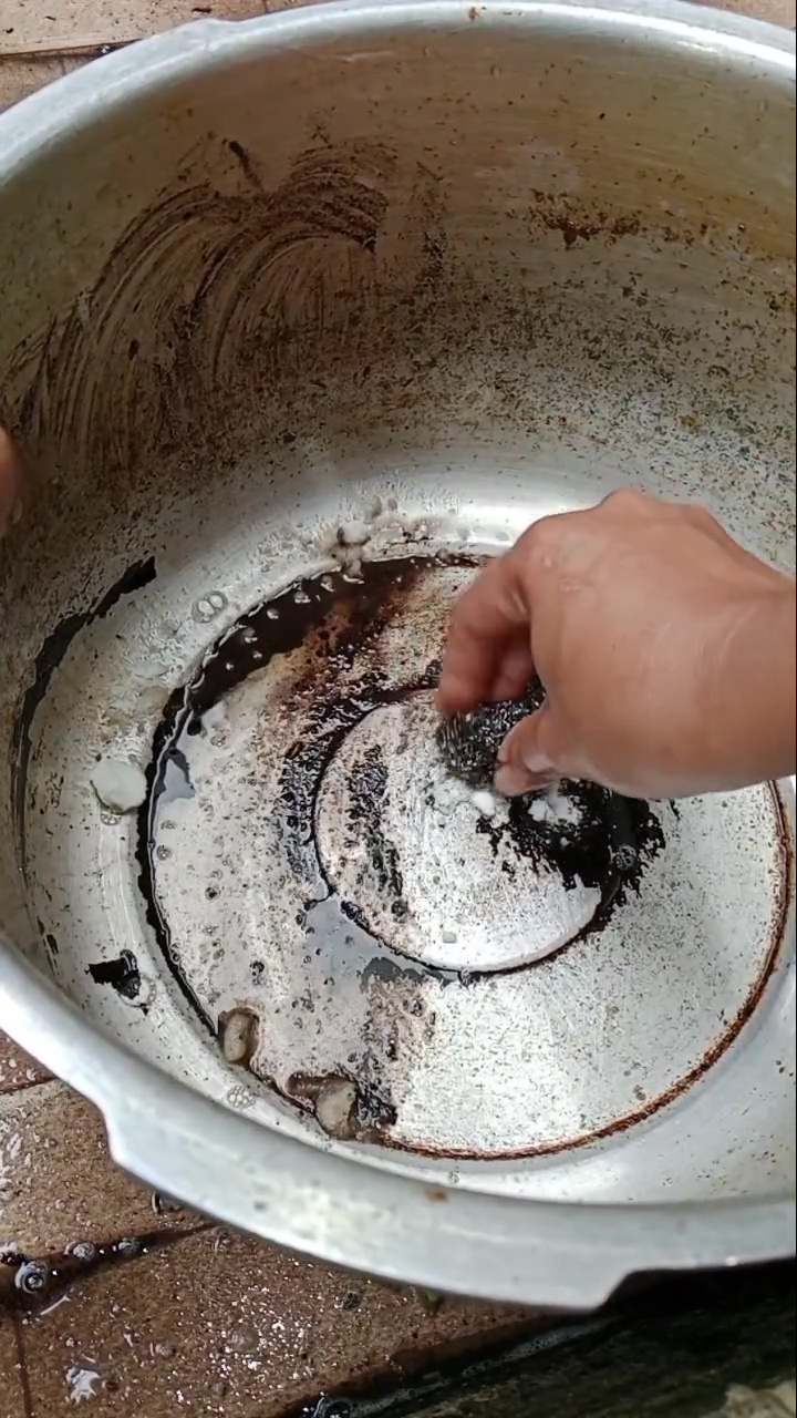 Susah bersihkan panci presto gosong? Coba pakai cara ini biar sat-set tanpa direndam