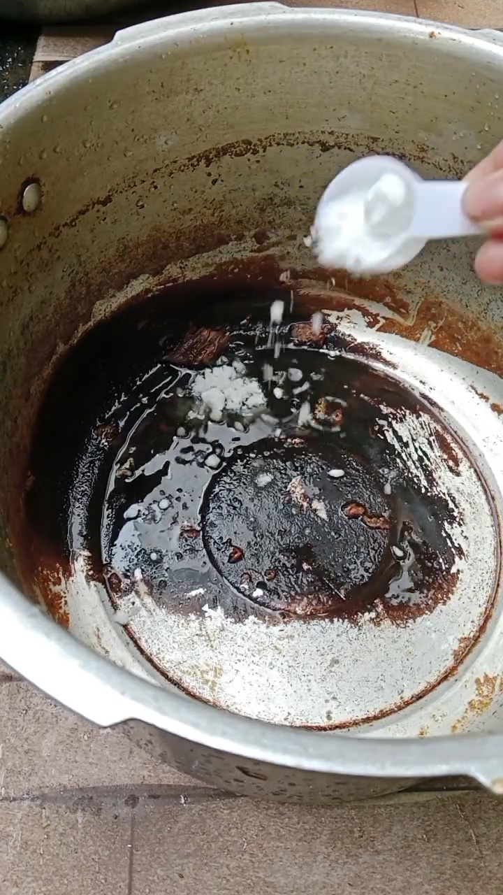 Susah bersihkan panci presto gosong? Coba pakai cara ini biar sat-set tanpa direndam