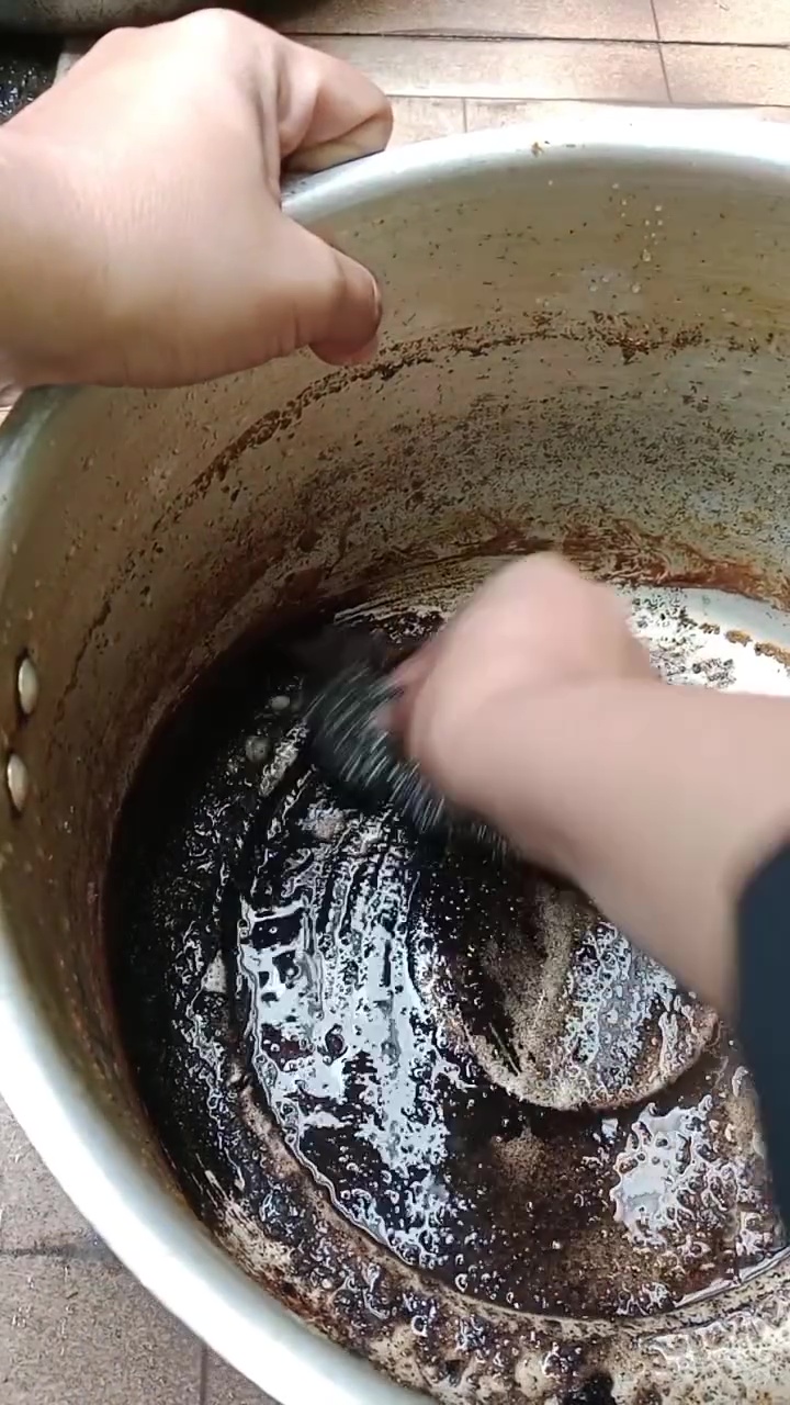 Susah bersihkan panci presto gosong? Coba pakai cara ini biar sat-set tanpa direndam