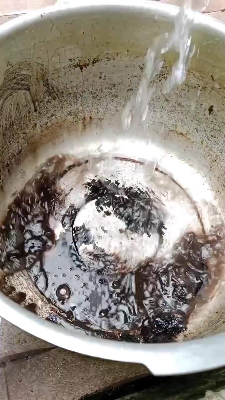 Susah bersihkan panci presto gosong? Coba pakai cara ini biar sat-set tanpa direndam