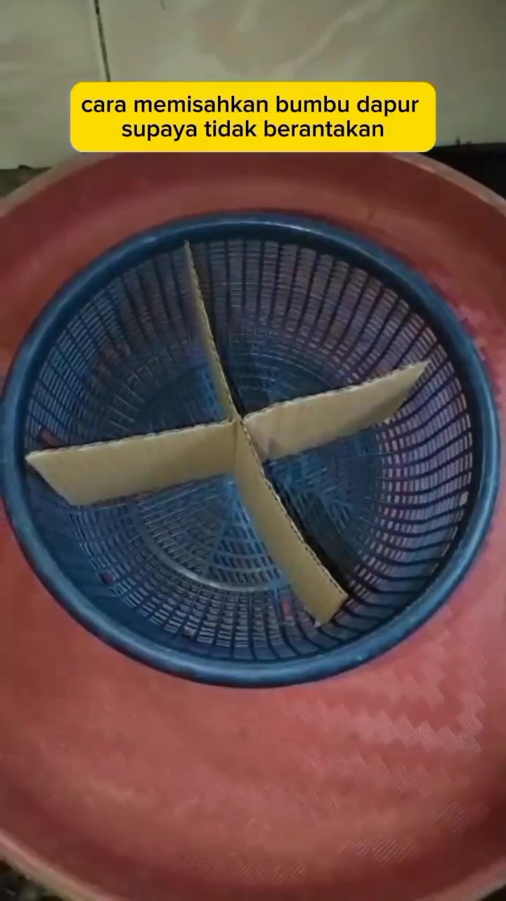 Cuma pakai 1 baskom, ini cara simpan aneka bawang dan cabai biar tak tercampur