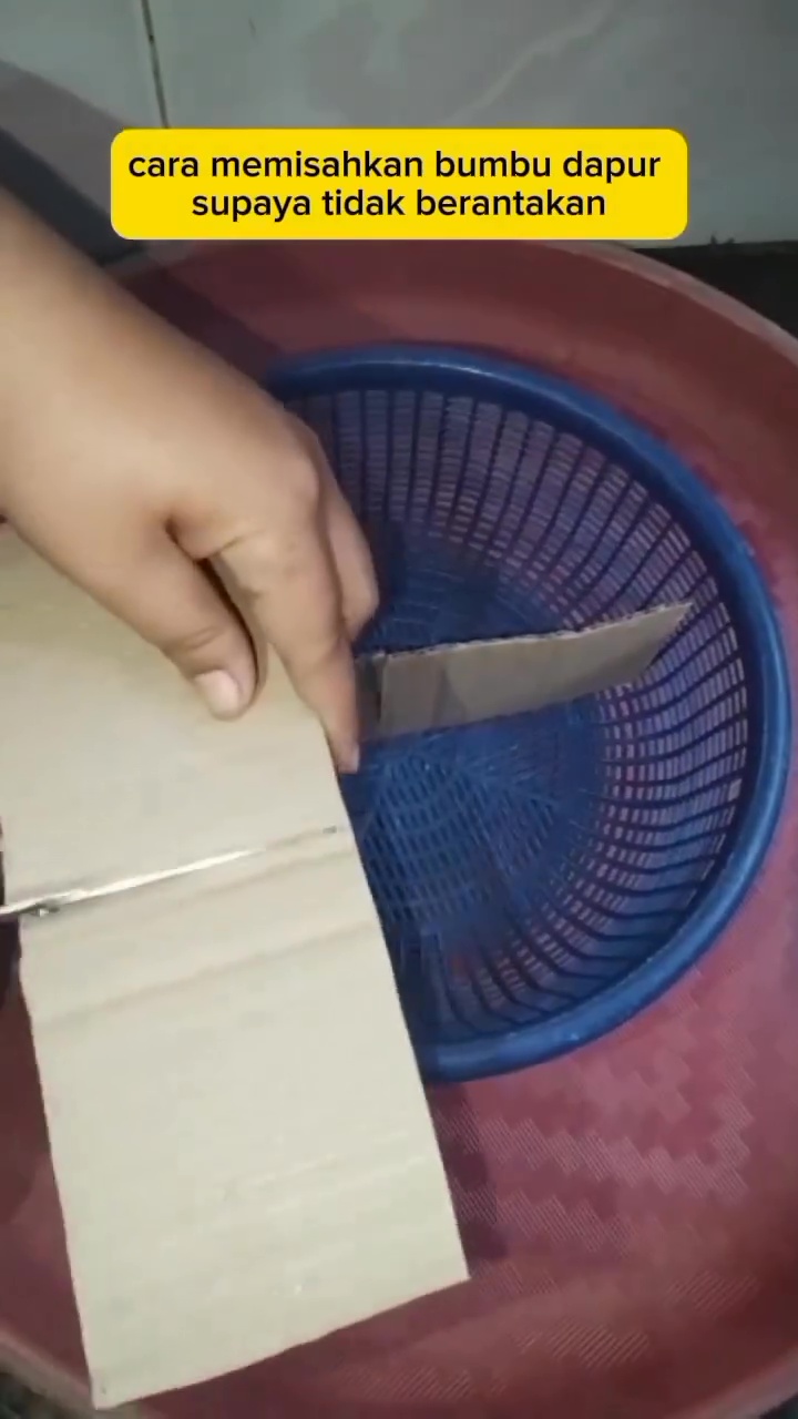 Cuma pakai 1 baskom, ini cara simpan aneka bawang dan cabai biar tak tercampur