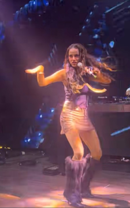 9 Potret Olla Ramlan tampil di klub malam, gaya jogetnya di depan pacar berondongnya disorot