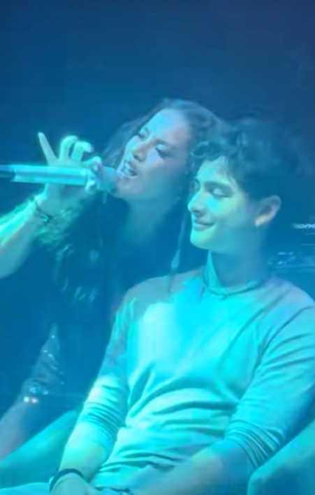 9 Potret Olla Ramlan tampil di klub malam, gaya jogetnya di depan pacar berondongnya disorot