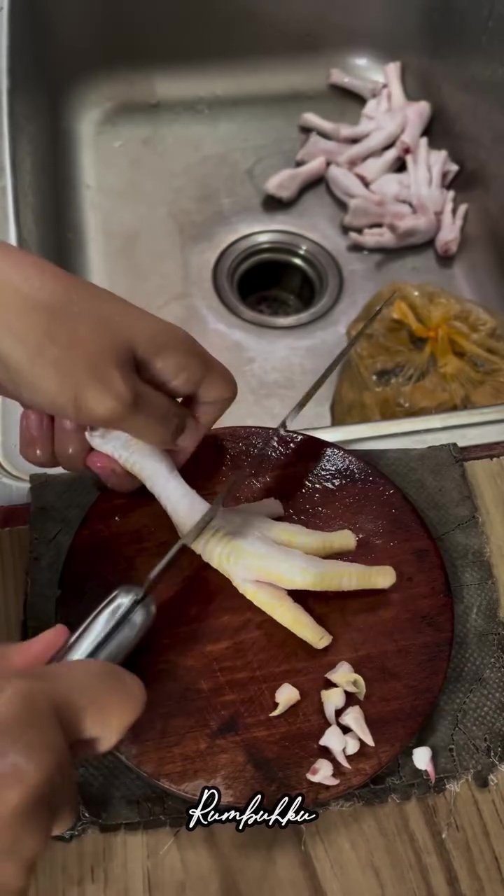 Tak banyak yang tahu, ini trik pakai talenan agar tidak licin dan mudah geser saat potong makanan