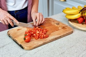 Tak banyak yang tahu, ini trik pakai talenan agar tidak licin dan mudah geser saat potong makanan