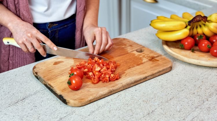 Tak banyak yang tahu, ini trik pakai talenan agar tidak licin dan mudah geser saat potong makanan