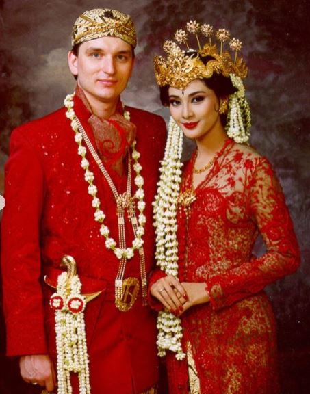 Anjasmara buat kaum hawa pada masanya jatuh hati, ini foto pernikahan 9 pasangan sinetron era 90-an