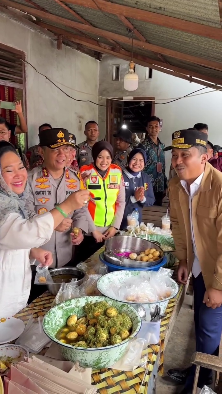 Potret menu telur di dapur umum Polda Sumbar, polwan yang masak dipuji Titiek Soeharto