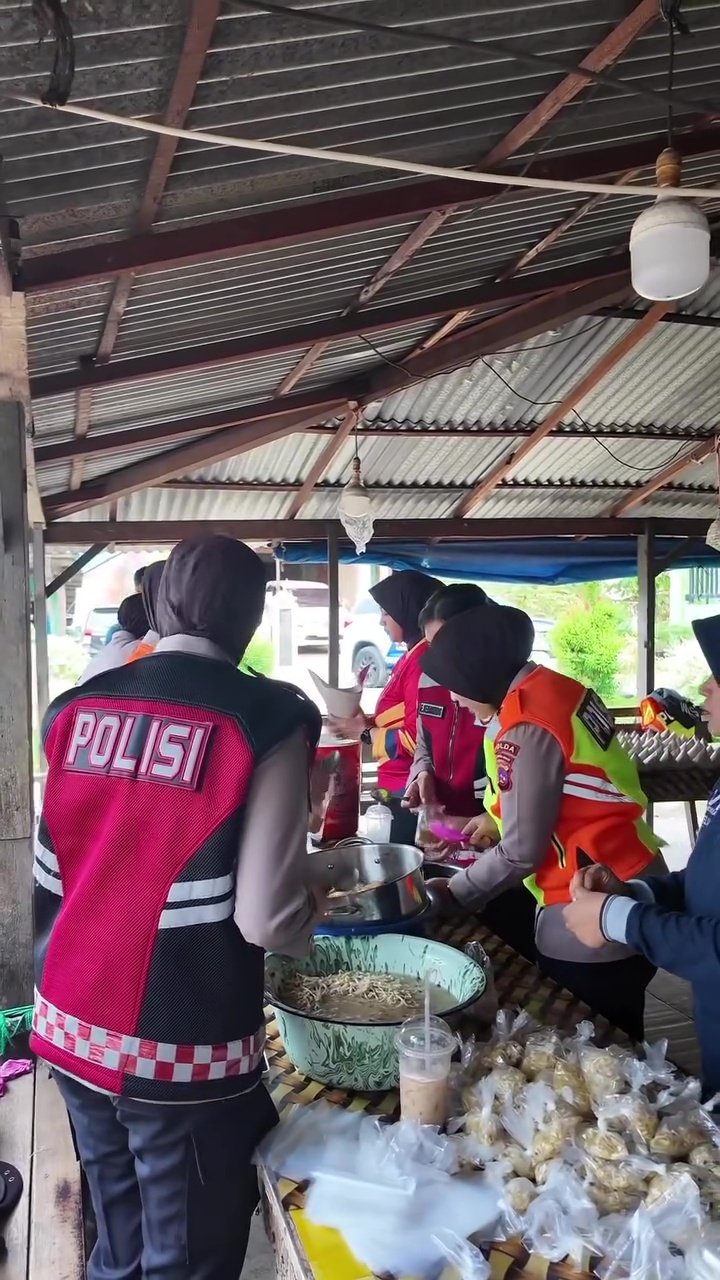 Potret menu telur di dapur umum Polda Sumbar, polwan yang masak dipuji Titiek Soeharto