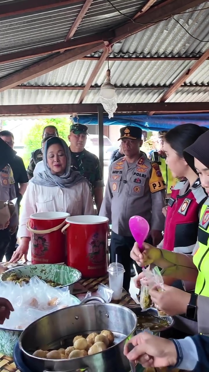 Potret menu telur di dapur umum Polda Sumbar, polwan yang masak dipuji Titiek Soeharto