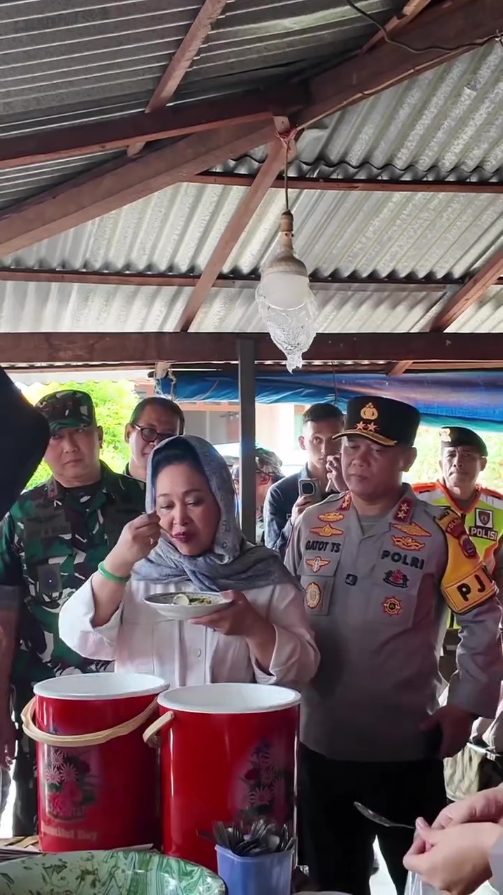 Potret menu telur di dapur umum Polda Sumbar, polwan yang masak dipuji Titiek Soeharto
