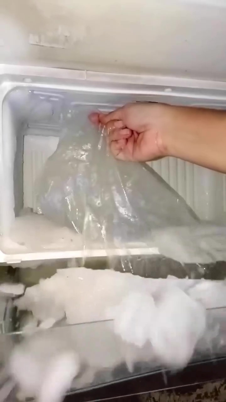 Tanpa kipas atau air panas, begini cara praktis bersihkan bunga es di freezer dalam sekali tarikan