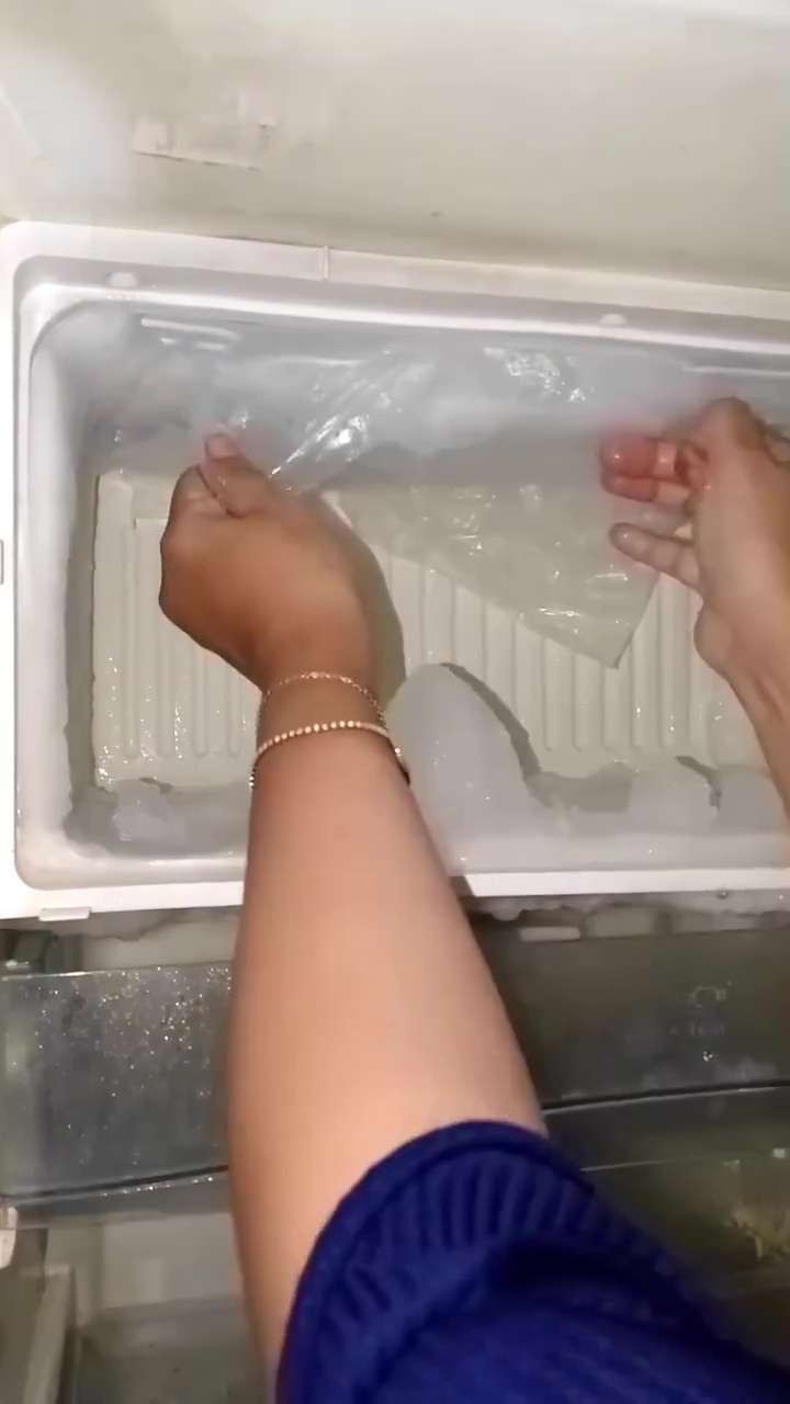 Tanpa kipas atau air panas, begini cara praktis bersihkan bunga es di freezer dalam sekali tarikan