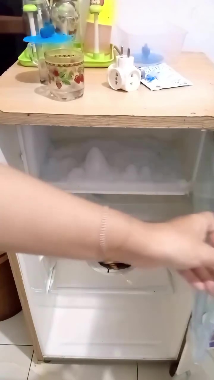 Tanpa kipas atau air panas, begini cara praktis bersihkan bunga es di freezer dalam sekali tarikan