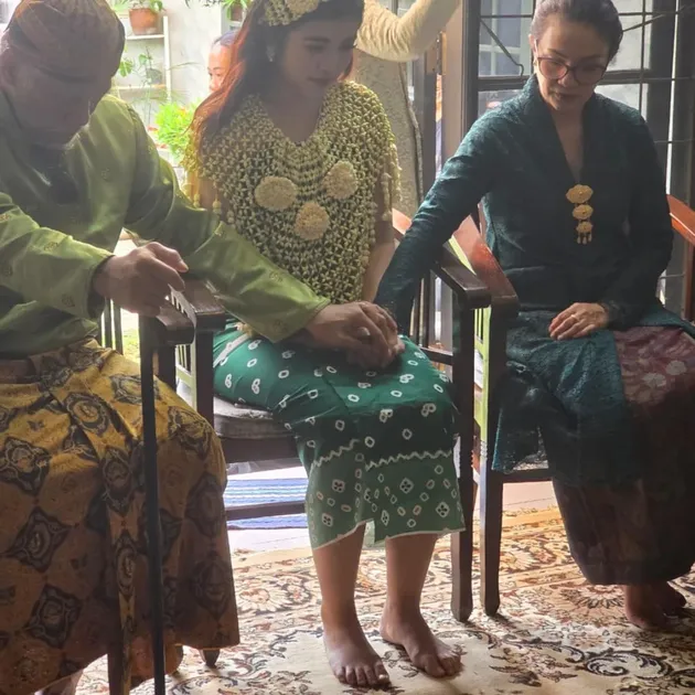 Tio Pakusadewo mantu, ini 7 potret haru siraman anaknya jelang nikah