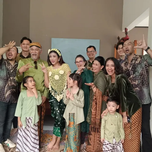 Tio Pakusadewo mantu, ini 7 potret haru siraman anaknya jelang nikah