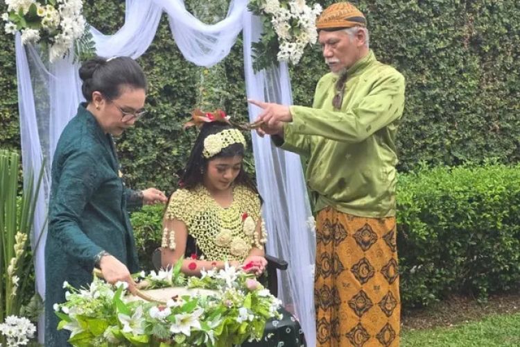 Tio Pakusadewo mantu, ini 7 potret haru siraman anaknya jelang nikah