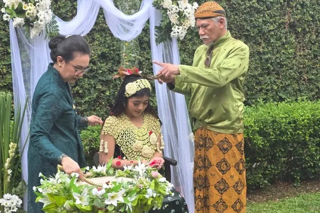 Tio Pakusadewo mantu, ini 7 potret haru siraman anaknya jelang nikah