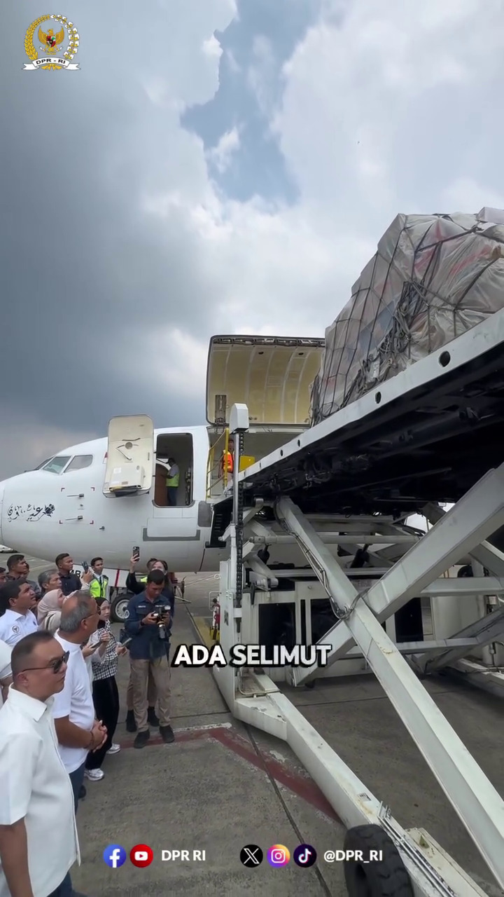 Kompak berbaju putih, 9 potret anggota DPR kirim 15 ton bantuan bagi korban bencana Sumatra