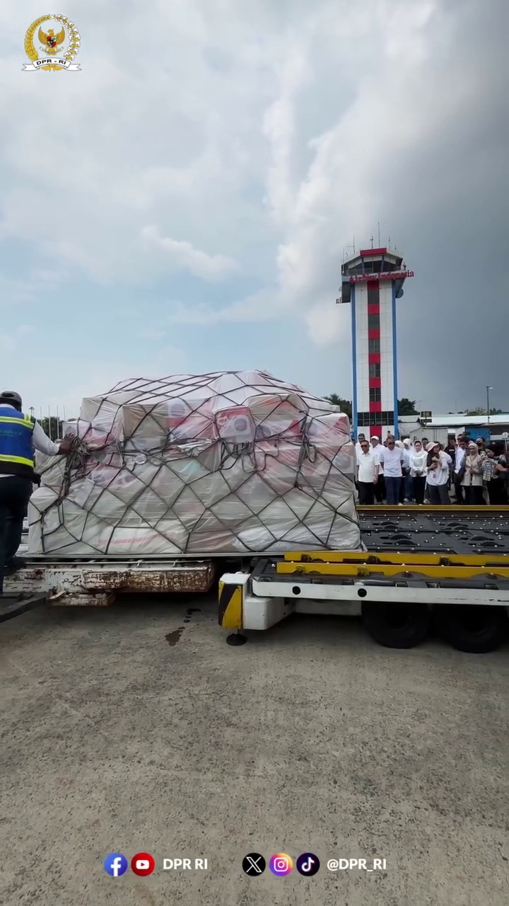 Kompak berbaju putih, 9 potret anggota DPR kirim 15 ton bantuan bagi korban bencana Sumatra