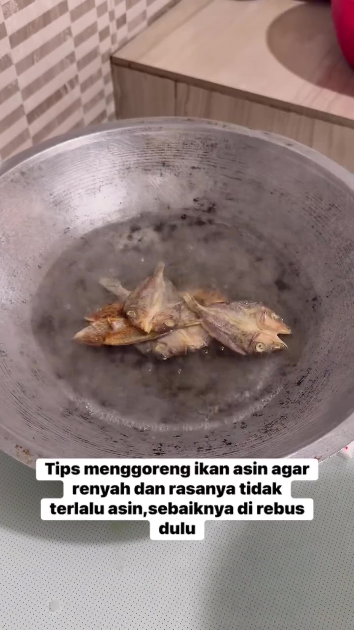 Goreng ikan asin masih sering alot hasilnya? Coba trik ini biar lebih renyah dan tahan lama disimpan
