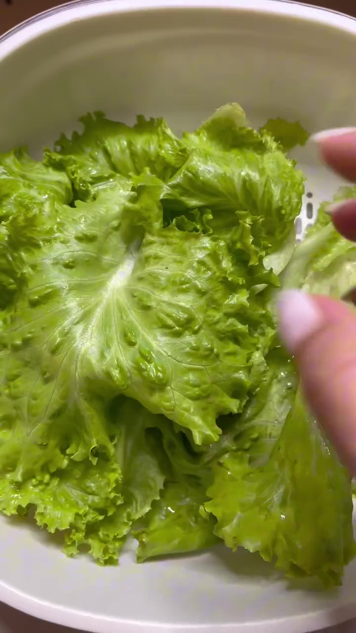 Punya selada layu jangan langsung dibuang! Atasi dengan 1 bahan minuman ini biar segar dan renyah lagi