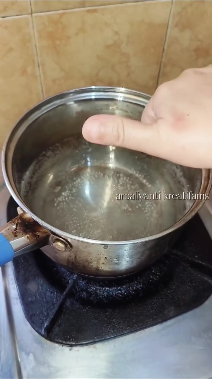 Cuma butuh 10 menit, bunga es di freezer langsung mudah dibersihkan tanpa tunggu mencair semalaman 