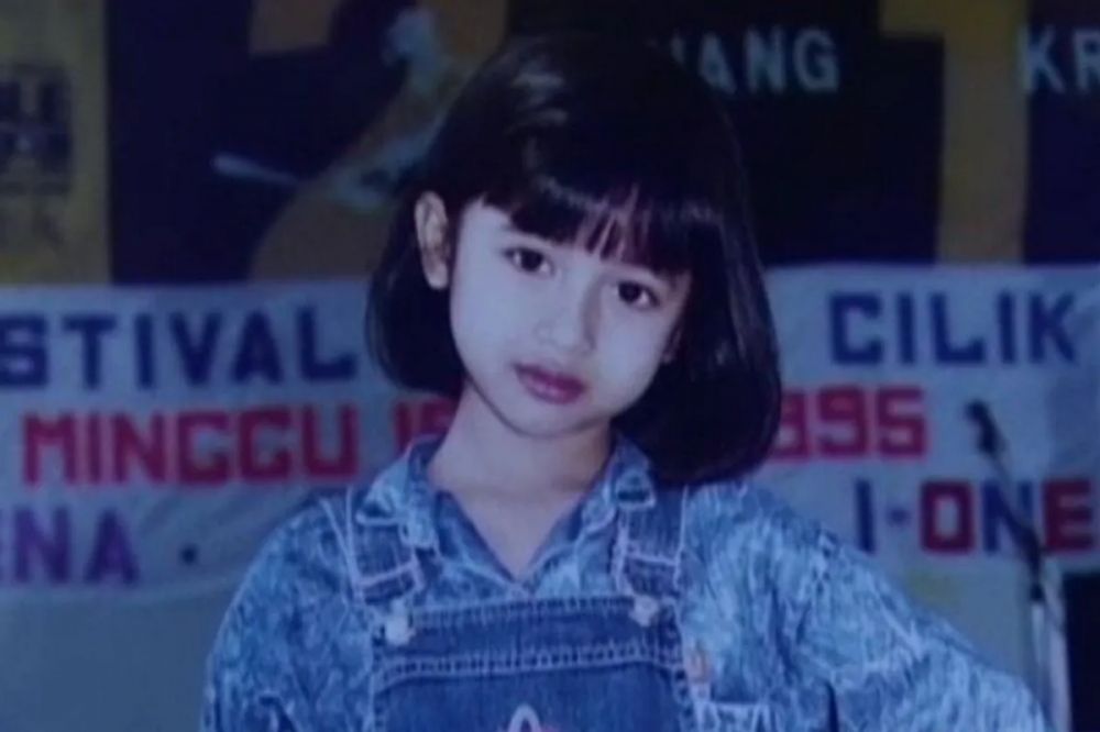 Potret masa kecil 13 seleb dengan makeup tebal, dulu lucu sekarang jadi dewasa dan memesona