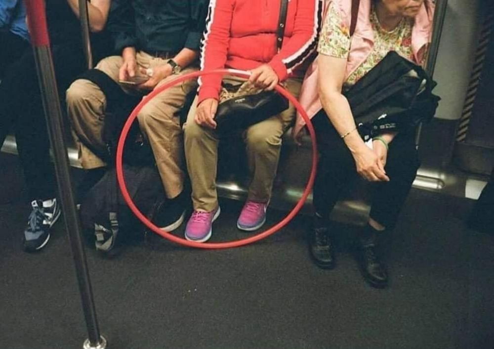 11 Potret nyeleneh dengan lingkaran merah nyeleneh, awalnya serem ternyata bikin ngakak