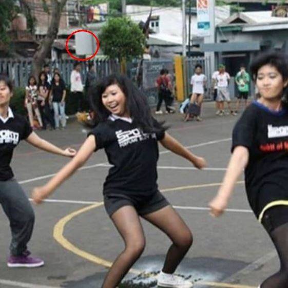 11 Potret nyeleneh dengan lingkaran merah nyeleneh, awalnya serem ternyata bikin ngakak