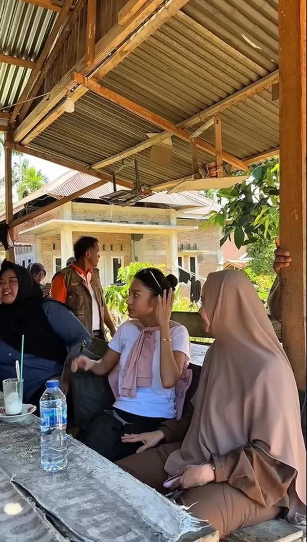 7 Potret seleb bantu korban bencana Sumatera, gaya Verrell Bramasta pakai rompi taktis disorot
