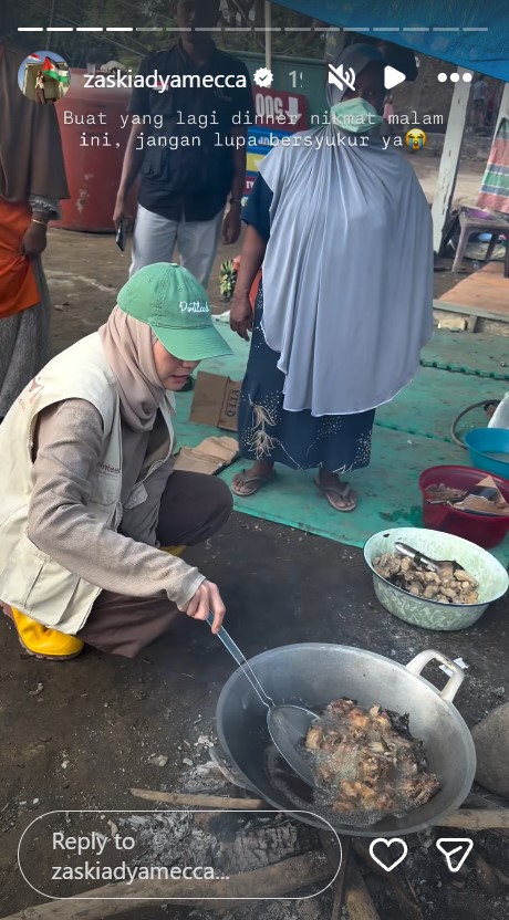 7 Potret seleb bantu korban bencana Sumatera, gaya Verrell Bramasta pakai rompi taktis disorot