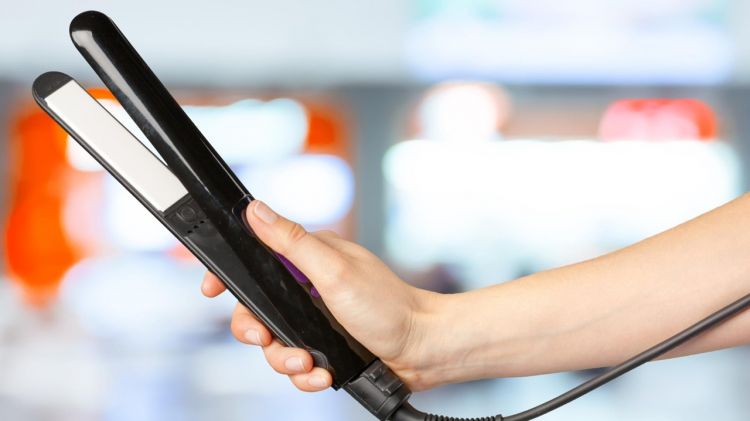 Bukan catokan, anak kos ini pakai setrika baju buat lurusin rambut dan hasilnya gokil