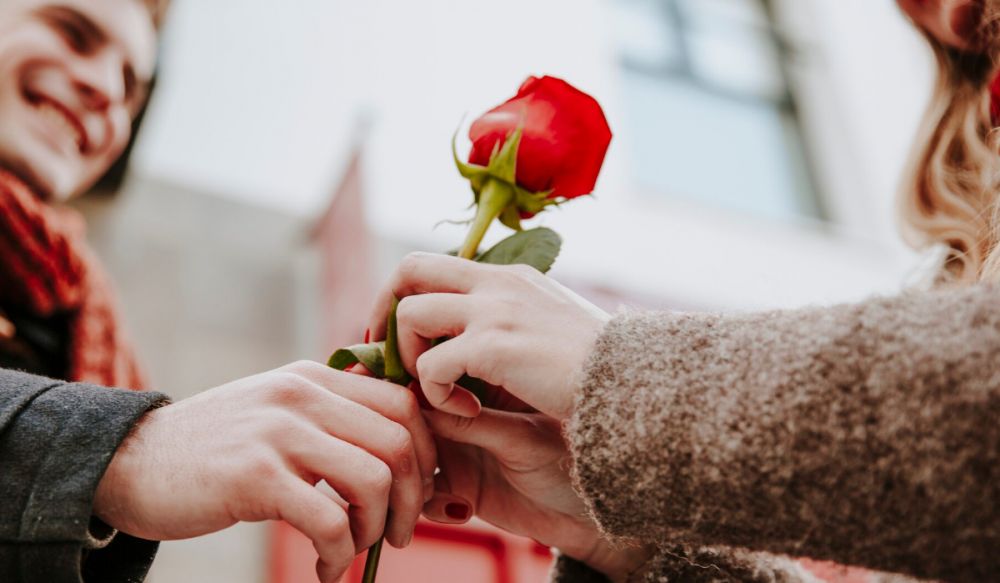 100 Kata-kata mutiara tentang cinta yang meneduhkan, cocok dibaca saat kamu butuh rasa tenang di hati