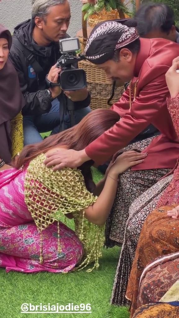 Segera lepas masa lajang, ini 9 potret momen siraman Brisia Jodie dan Jonathan Alden