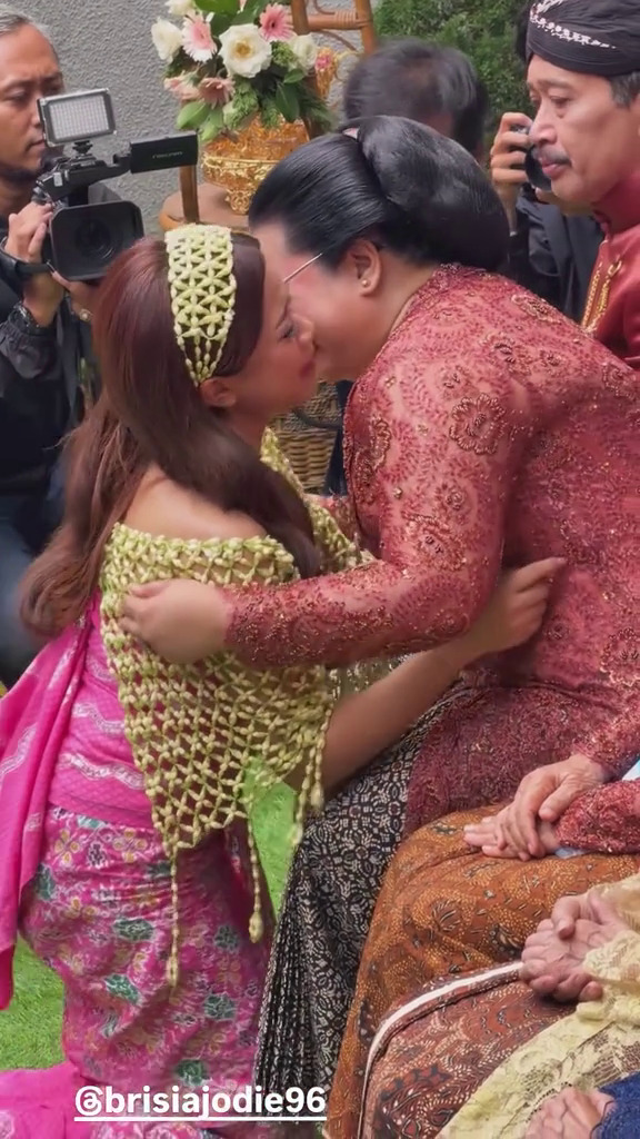 Segera lepas masa lajang, ini 9 potret momen siraman Brisia Jodie dan Jonathan Alden