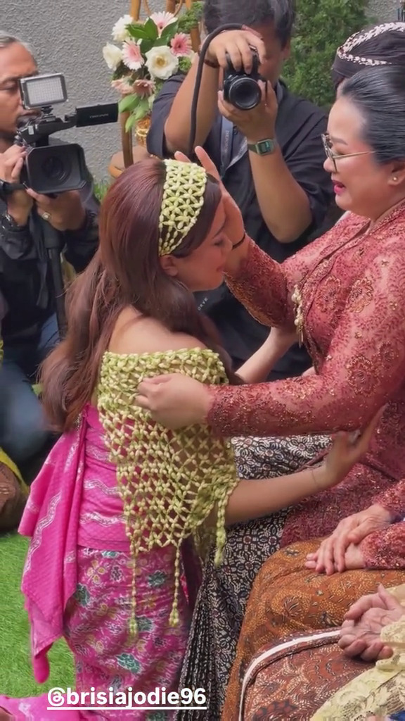 Segera lepas masa lajang, ini 9 potret momen siraman Brisia Jodie dan Jonathan Alden