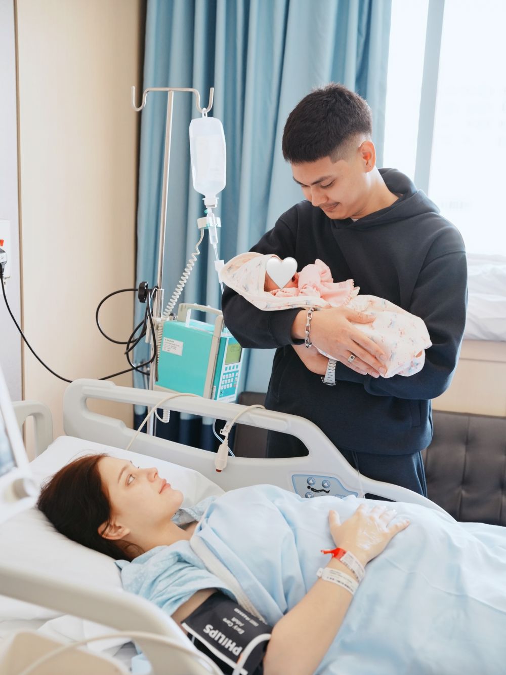 7 Potret persalinan anak kedua Yasmine Ow eks istri Aditya Zoni, paras sang bayi masih dirahasiakan