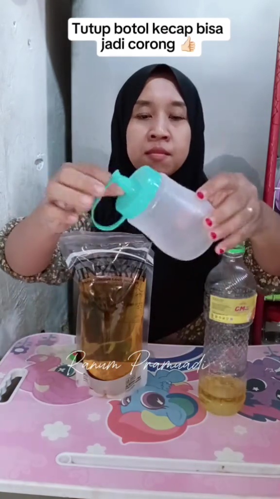 Tak punya corong? Coba pakai 1 alat ini untuk refil minyak goreng ke botol tanpa khawatir tumpah