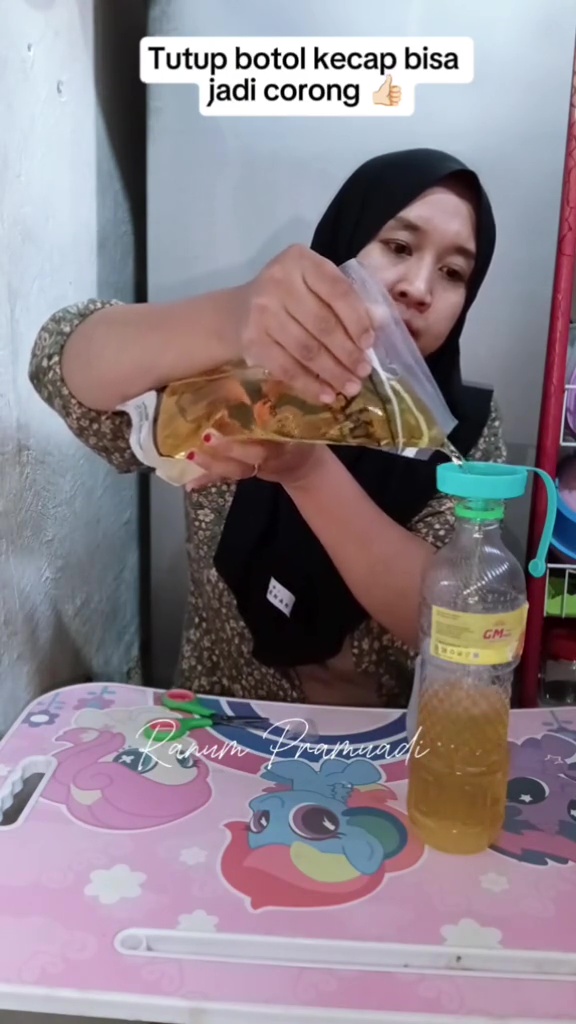 Tak punya corong? Coba pakai 1 alat ini untuk refil minyak goreng ke botol tanpa khawatir tumpah
