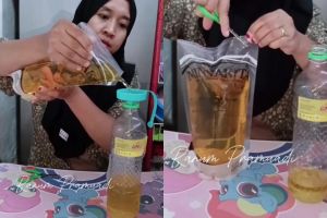 Tak punya corong? Coba pakai 1 alat ini untuk refil minyak goreng ke botol tanpa khawatir tumpah