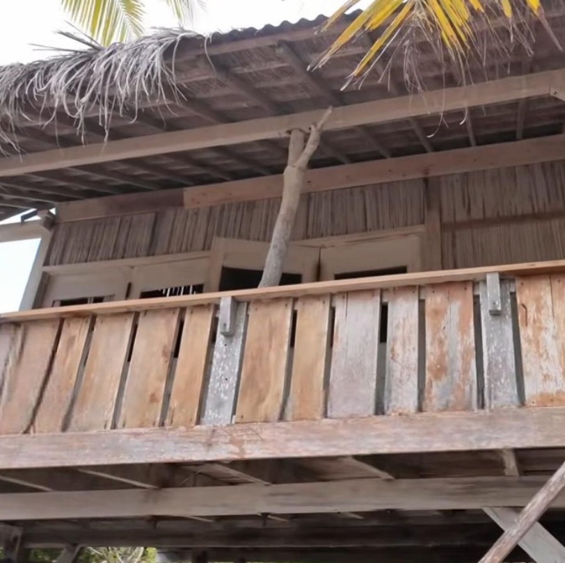 Rumah ibunda Luna Maya di Pulau Rote ini masih berdinding kayu, 9 potretnya homey view lepas pantai