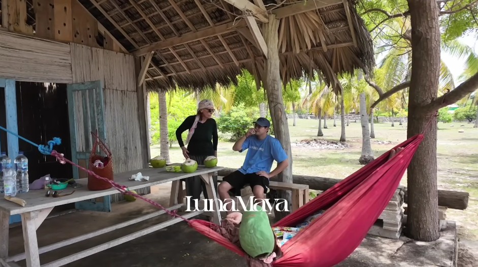 Rumah ibunda Luna Maya di Pulau Rote ini masih berdinding kayu, 9 potretnya homey view lepas pantai