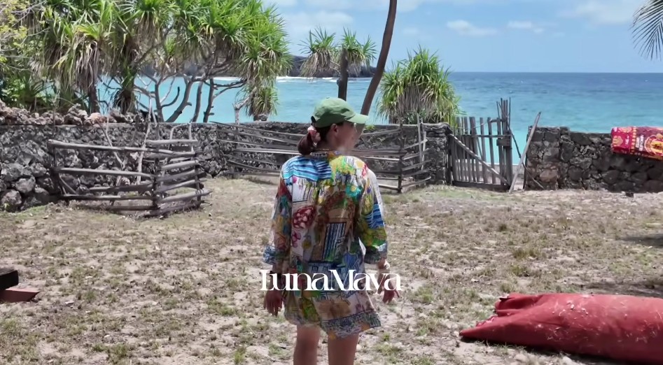 Rumah ibunda Luna Maya di Pulau Rote ini masih berdinding kayu, 9 potretnya homey view lepas pantai