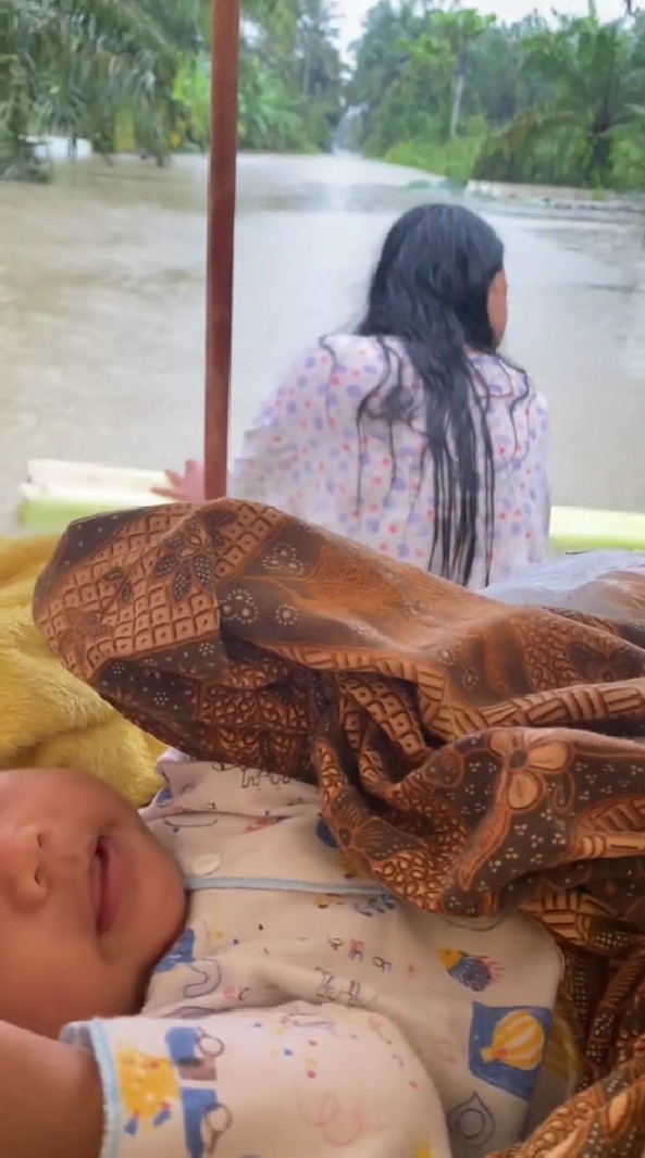 Jadi korban banjir di Sumut, wanita ini evakuasi bayinya tanpa bantuan, 5 potretnya miris