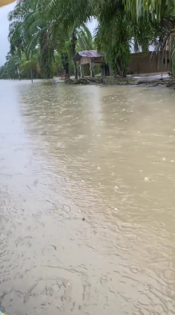 Jadi korban banjir di Sumut, wanita ini evakuasi bayinya tanpa bantuan, 5 potretnya miris