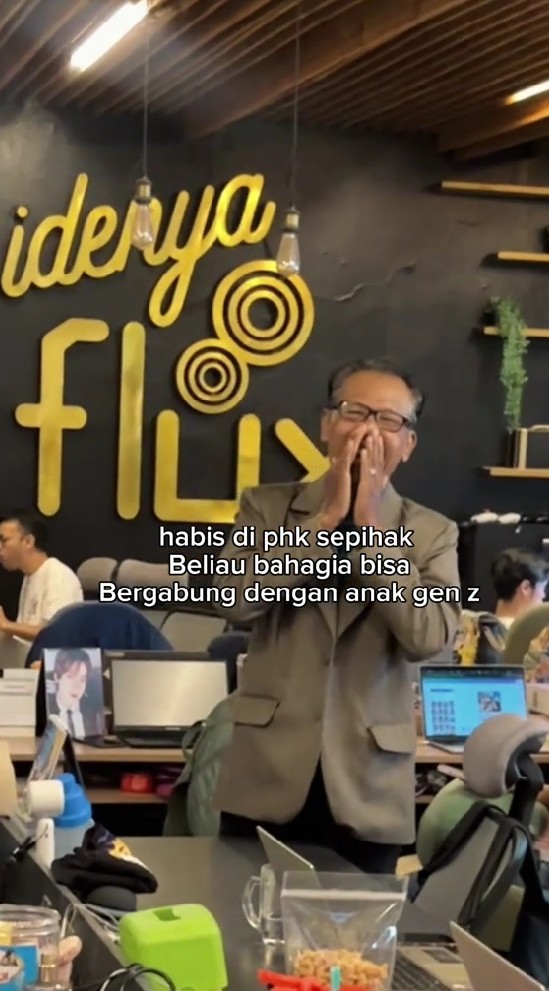 Momen bapak 60 tahun diterima kerja bareng Gen Z ini bukti usia bukan penghalang bekarier